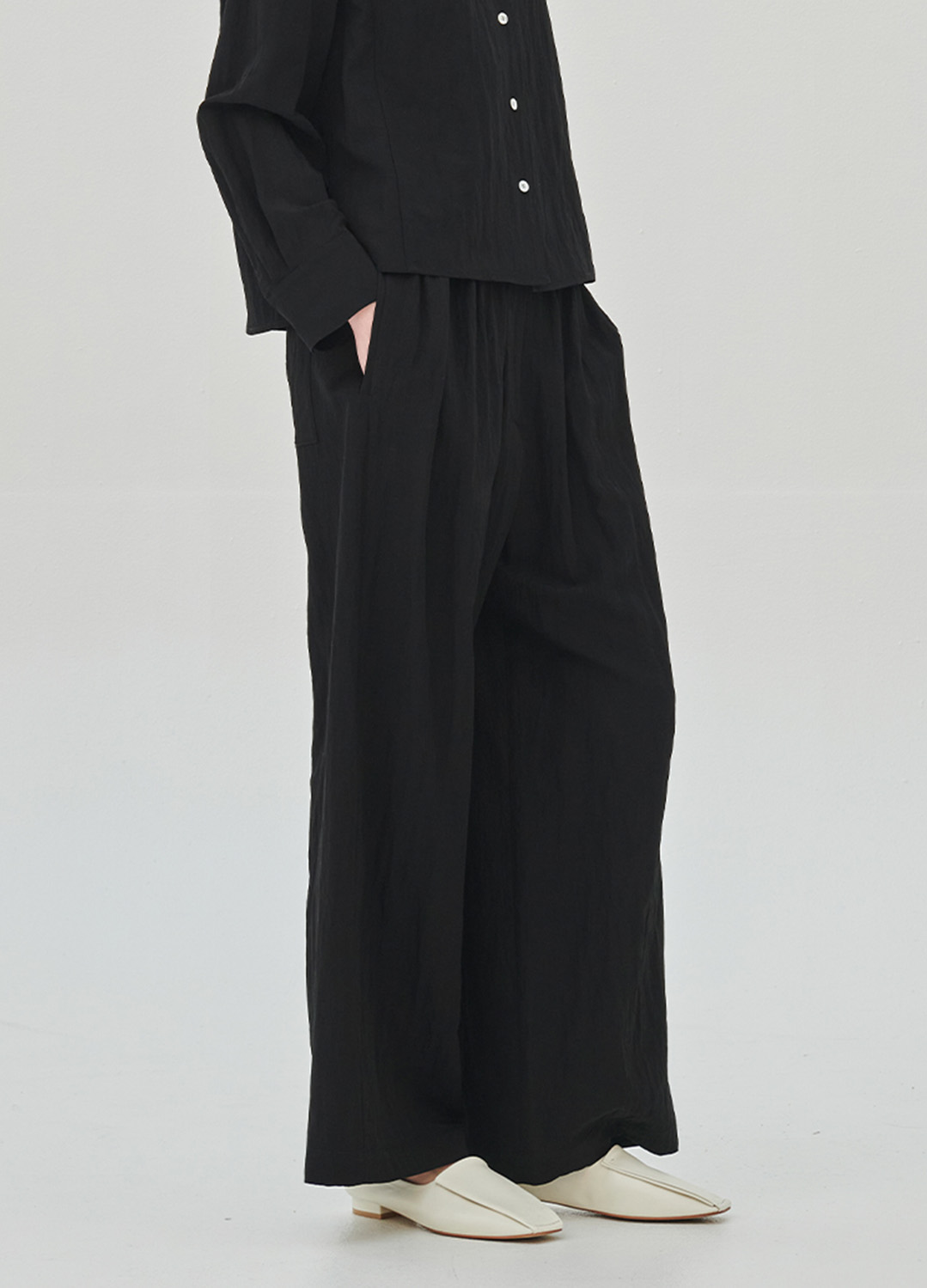 CRACKLE EFFECT SOFT PANTS_STRONG BLACK_2