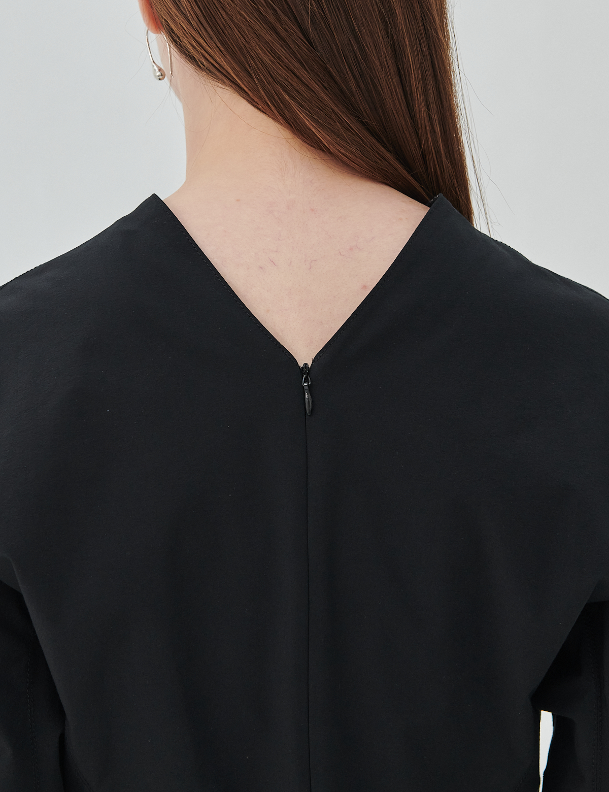 V-NECK VOLUME SLEEVE DRESS_STRONG BLACK_4