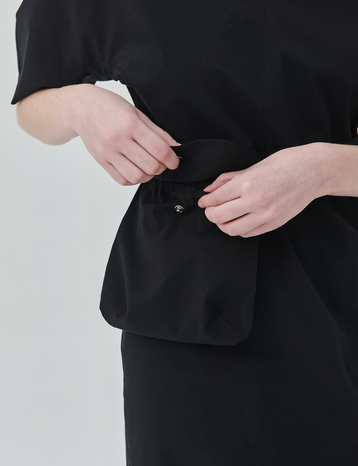 V-NECK VOLUME SLEEVE DRESS_STRONG BLACK_5