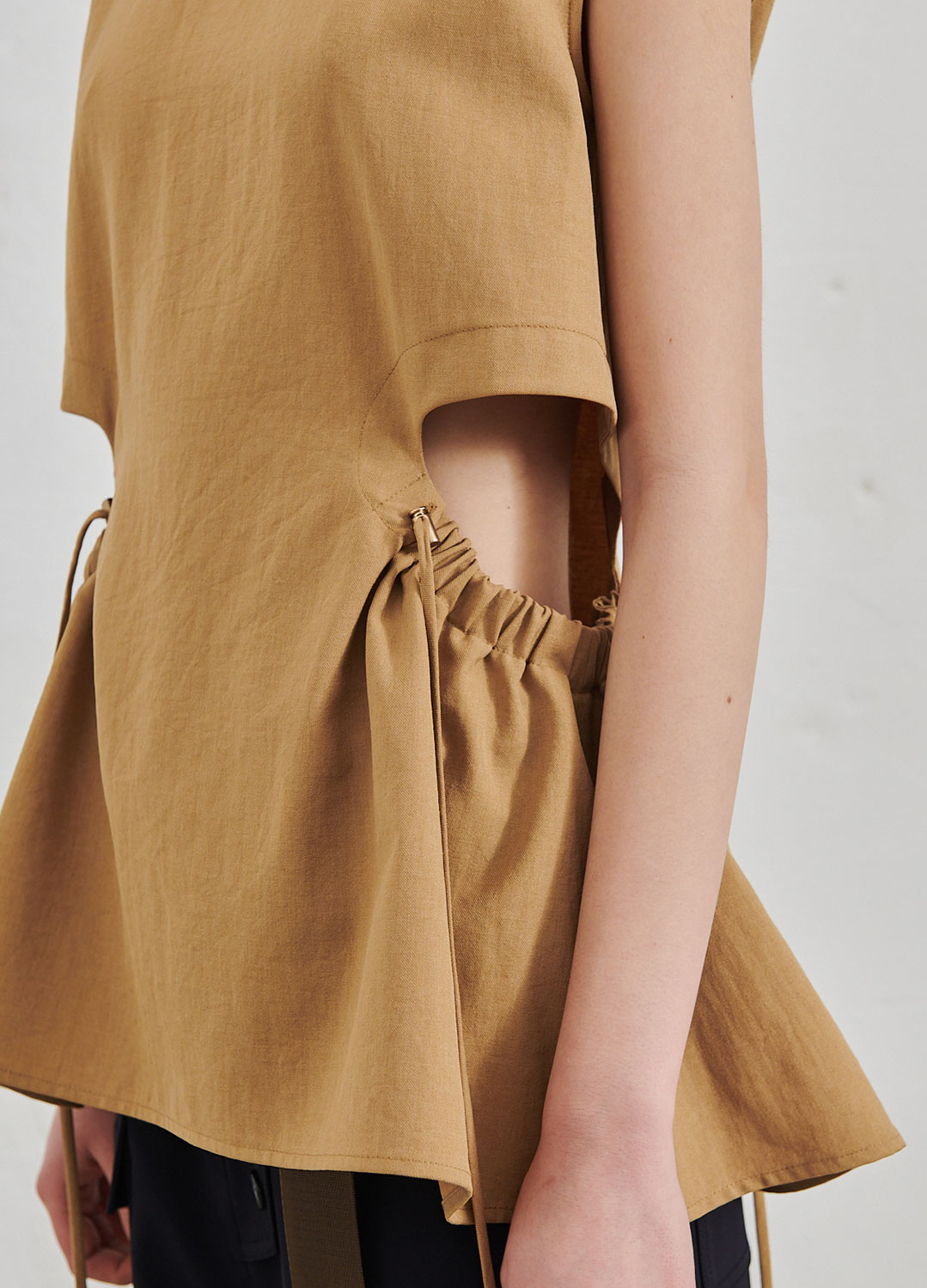 WAIST OPENING TOP_BEIGE_6