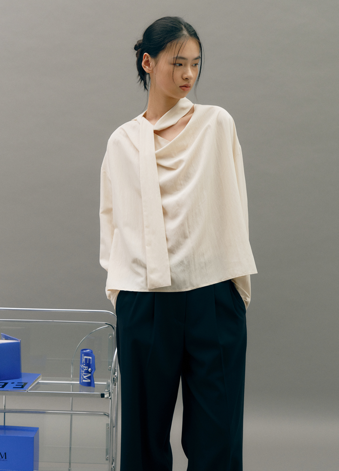 [EXCLUSIVE] 레귤러핏 타이형 블라우스_LIGHT BEIGE_1