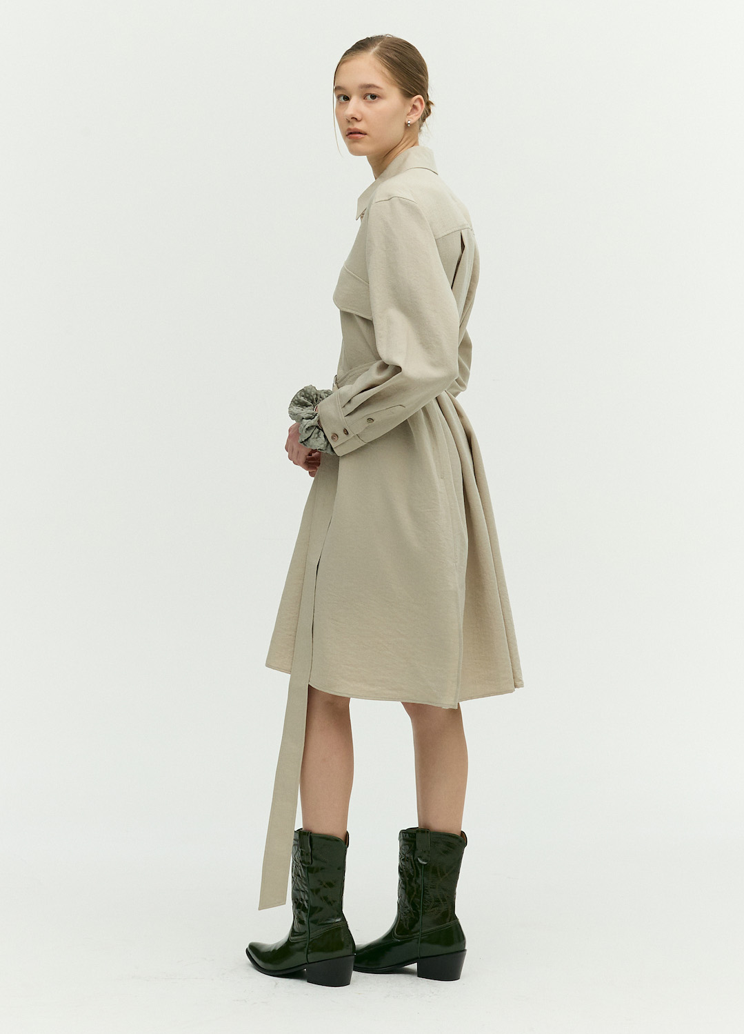 벨티드 셔츠 원피스_LIGHT KHAKI_4