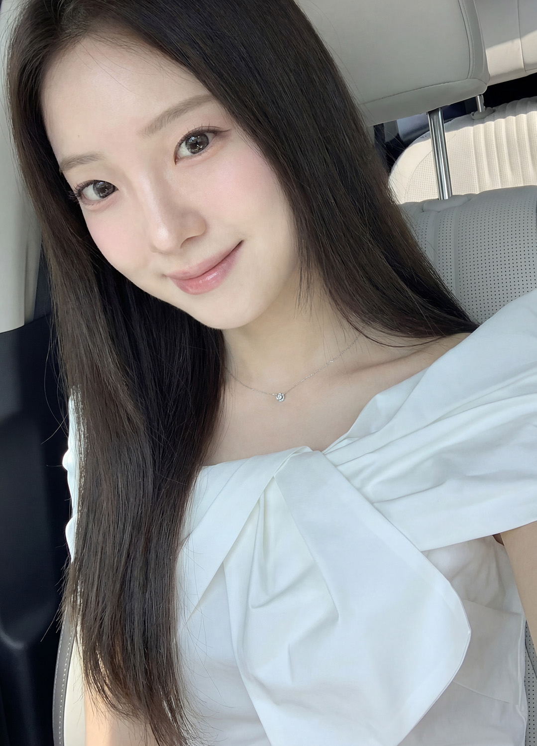 [Exclusive]오프숄더 배색 블라우스_WHITE_14