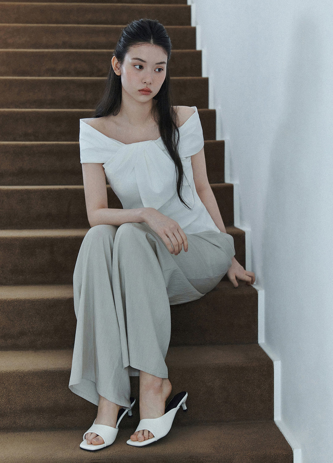 [Exclusive]오프숄더 배색 블라우스_WHITE_7