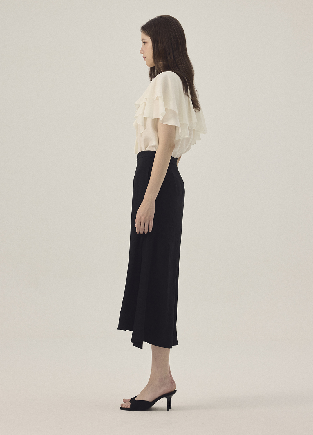 미샤 MICHAA [시즌오프]브이넥 프릴 블라우스 IVORY | SISUN.COM