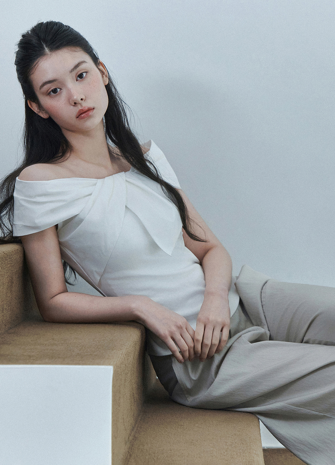 [Exclusive]오프숄더 배색 블라우스_WHITE_5