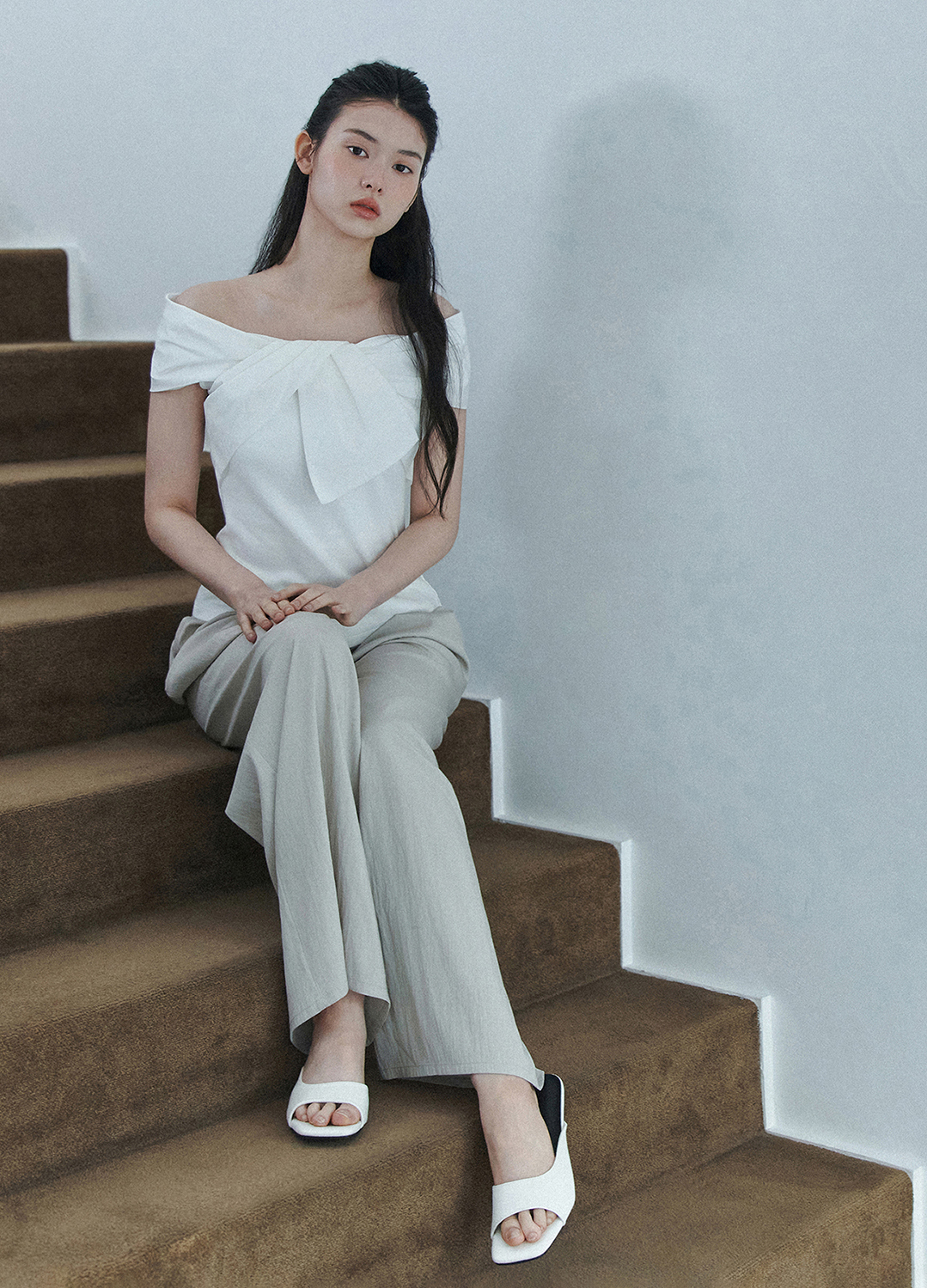 [Exclusive]오프숄더 배색 블라우스_WHITE_8