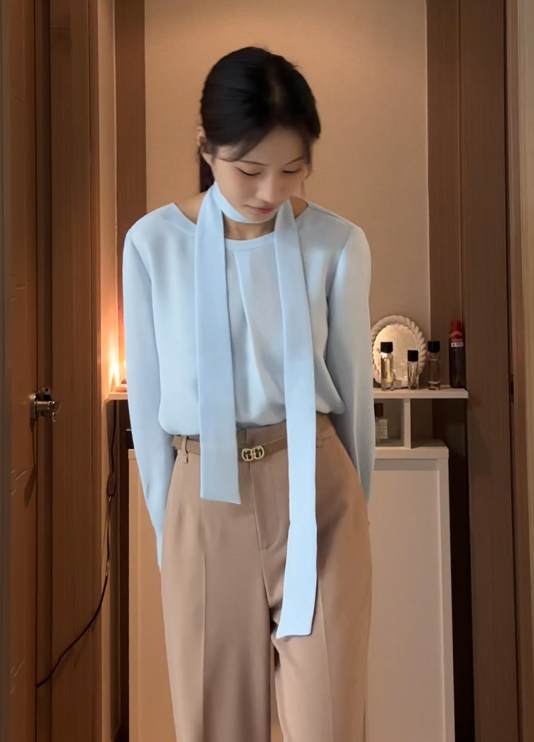 라운드넥 타이 블라우스_LIGHT BLUE_8