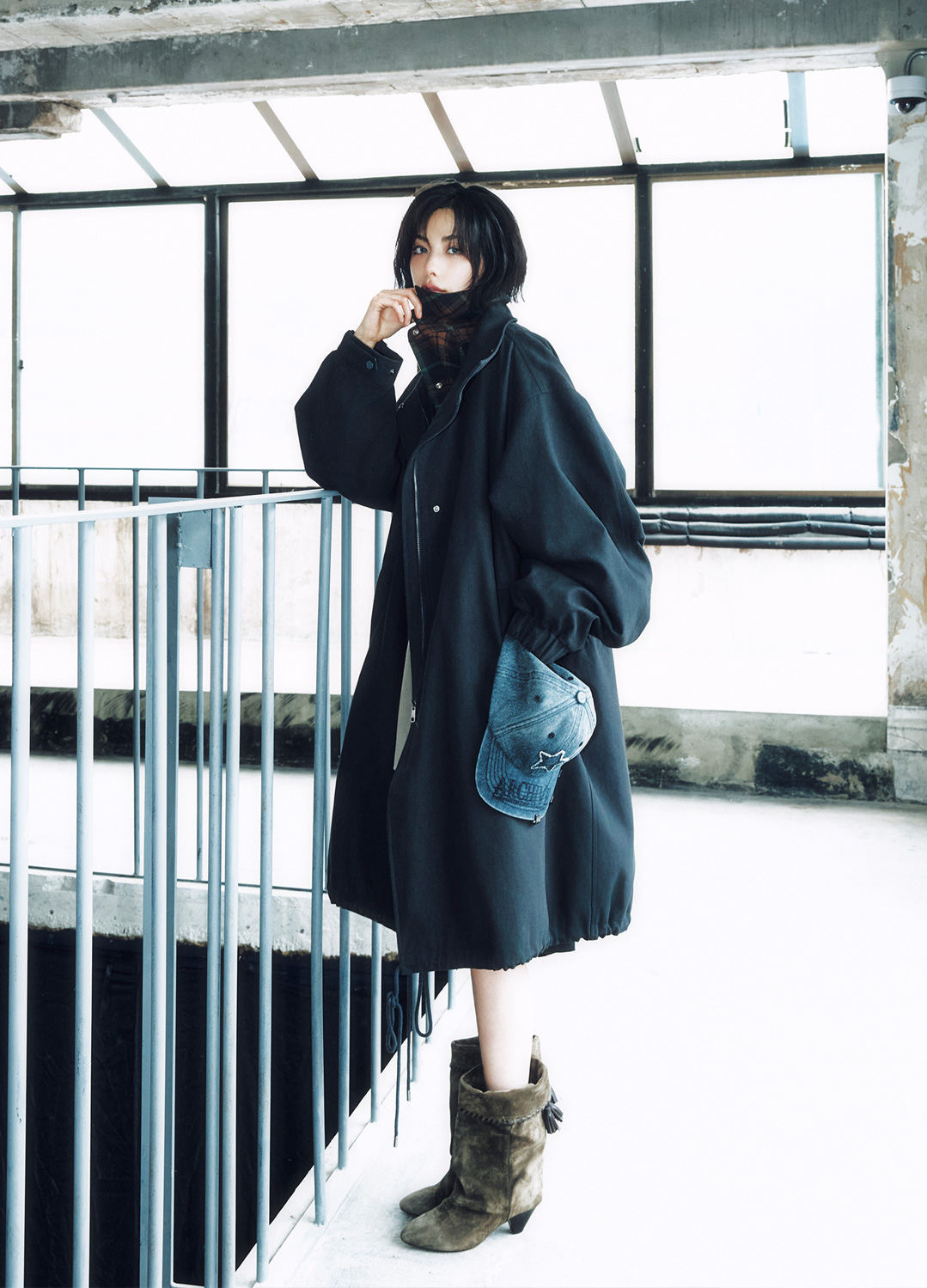 [EXCLUSIVE] 하이넥 버튼 스트링 아우터_DARK GREY_6