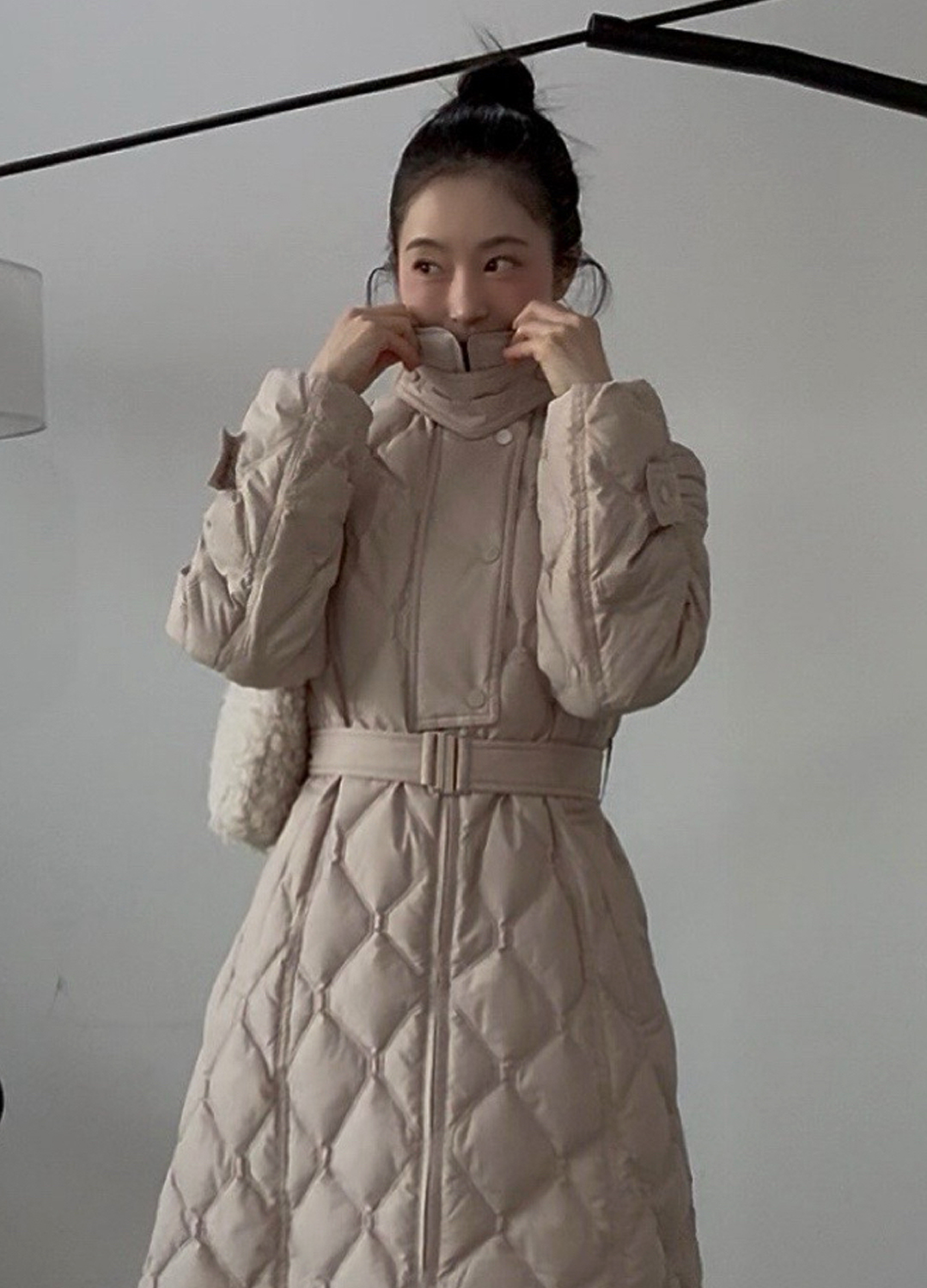 다이아몬드 퀼팅  벨티드 구스다운 패딩코트_BEIGE_10