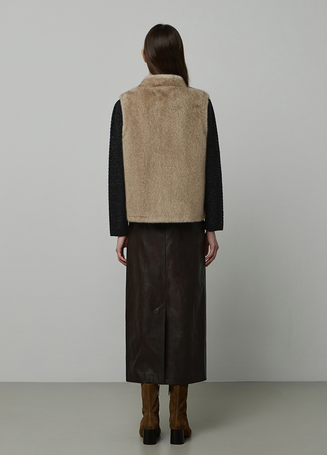 하이넥 페이크 퍼 베스트_BEIGE_8