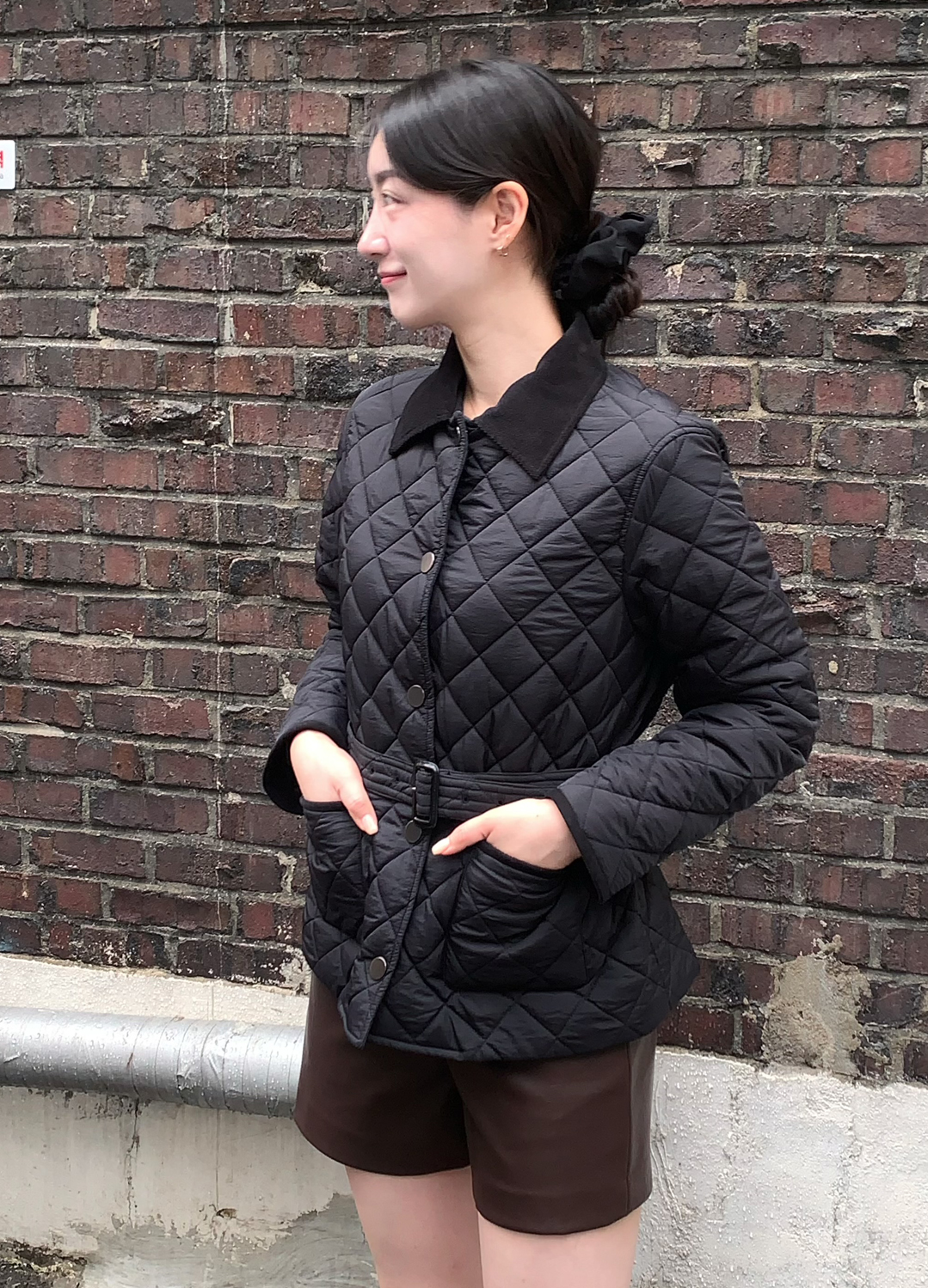 잇미샤 ITMICHAA [Exclusive]벨티드 퀼팅 숏 자켓 BLACK | SISUN.COM