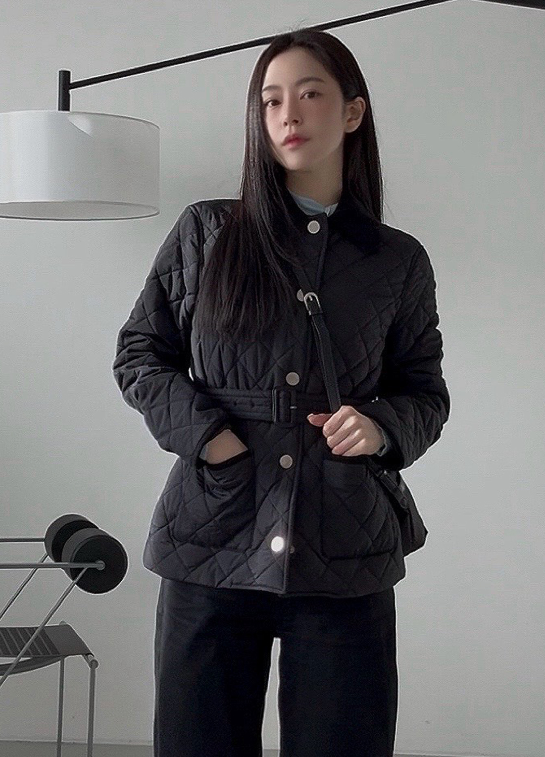[Exclusive]벨티드 퀼팅 숏 자켓_BLACK_34