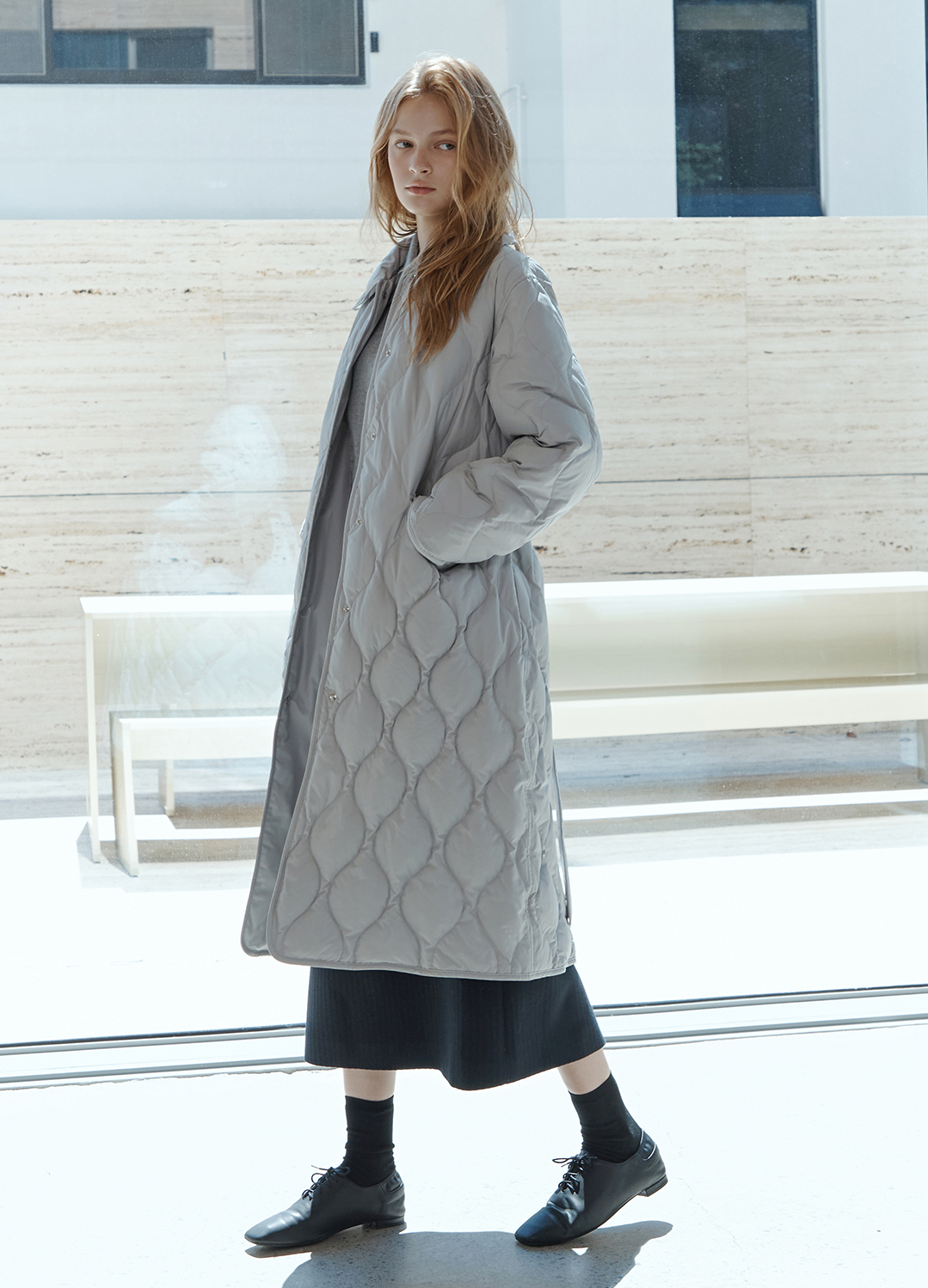 [Exclusive] 웨이브 퀼팅 구스다운 패딩코트_LIGHT GREY_7