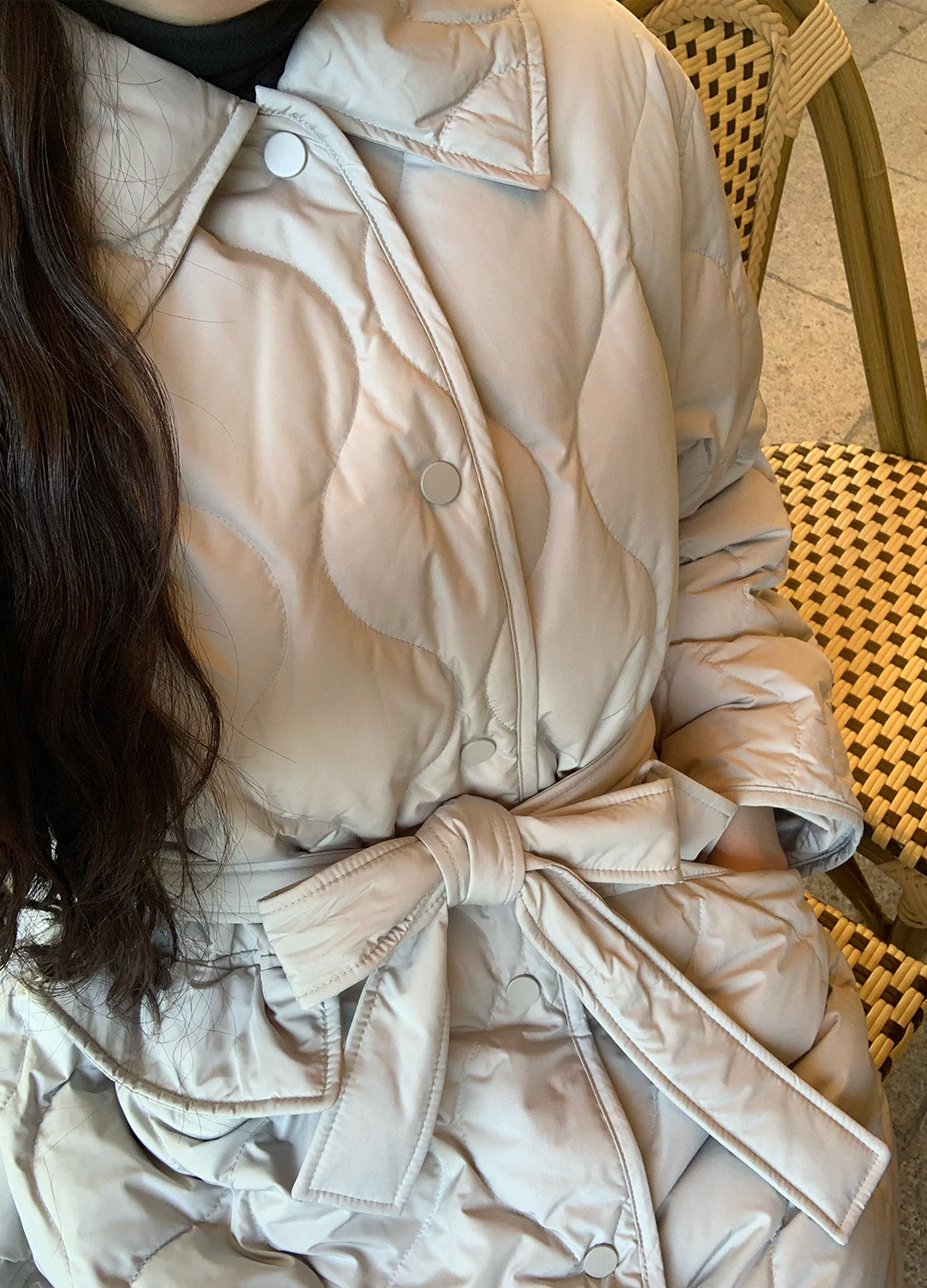 [Exclusive] 웨이브 퀼팅 구스다운 패딩코트_LIGHT GREY_16