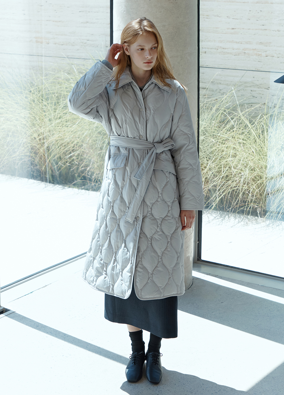 [Exclusive] 웨이브 퀼팅 구스다운 패딩코트_LIGHT GREY_9