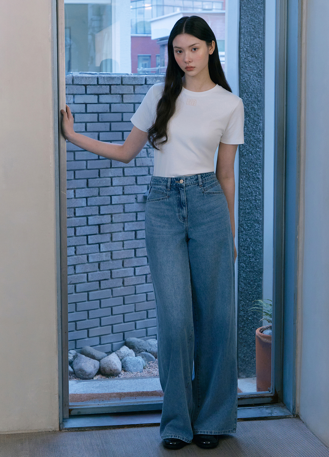[Exclusive]미니 로고 포인트 베이직 티셔츠_WHITE_18