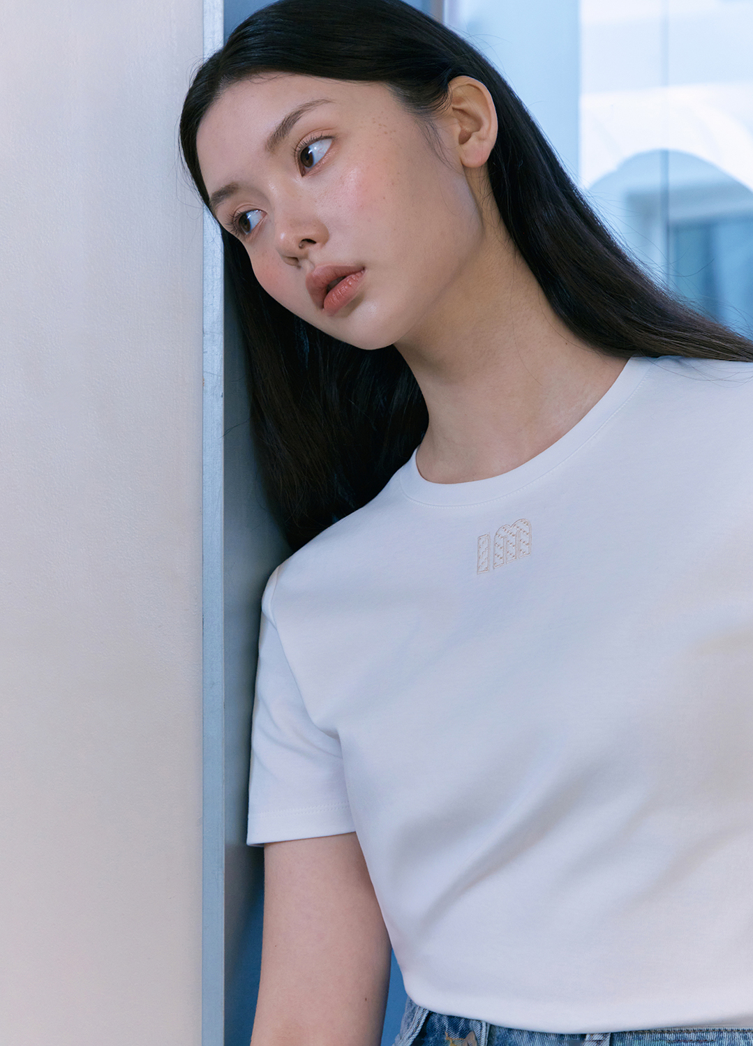 [Exclusive]미니 로고 포인트 베이직 티셔츠_WHITE_17