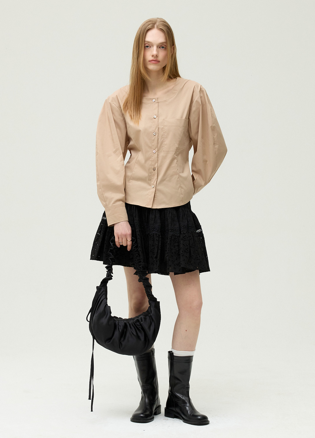 [시즌오프]라운드넥 슬림핏  블라우스_BEIGE_8
