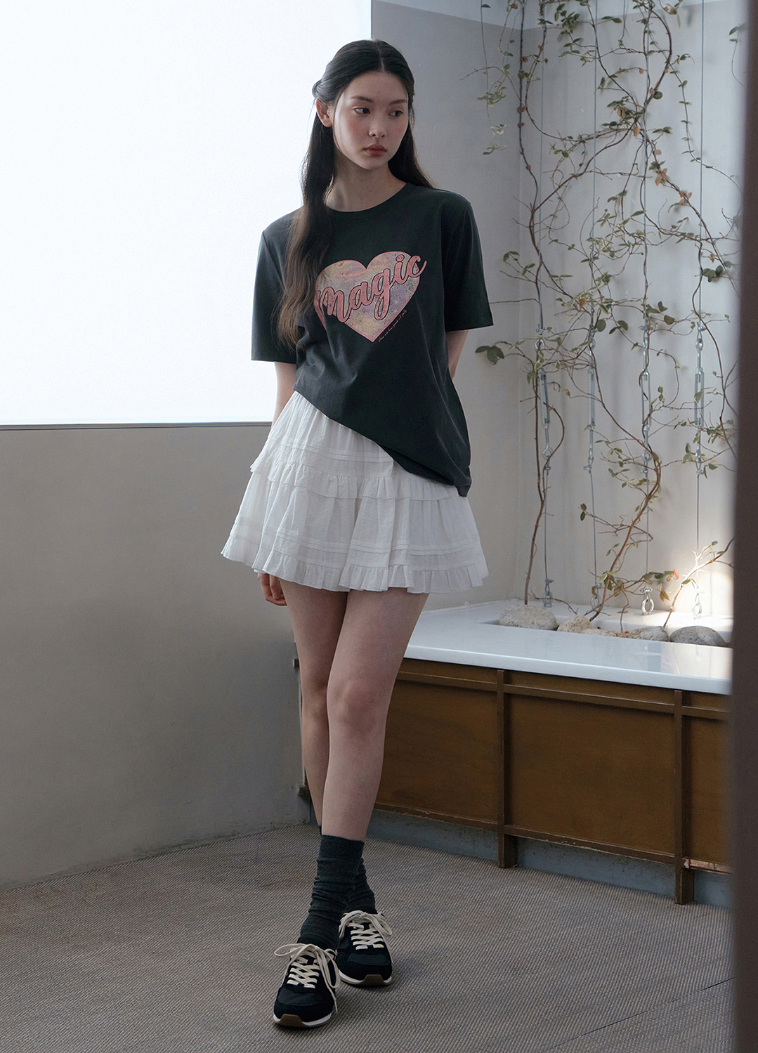 [Exclusive]하트 그래픽 프린트 티셔츠_DARK GREY_7