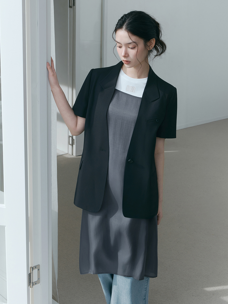 [Exclusive]스퀘어넥 슬리브리스 레이어드 원피스_DARK GREY_11