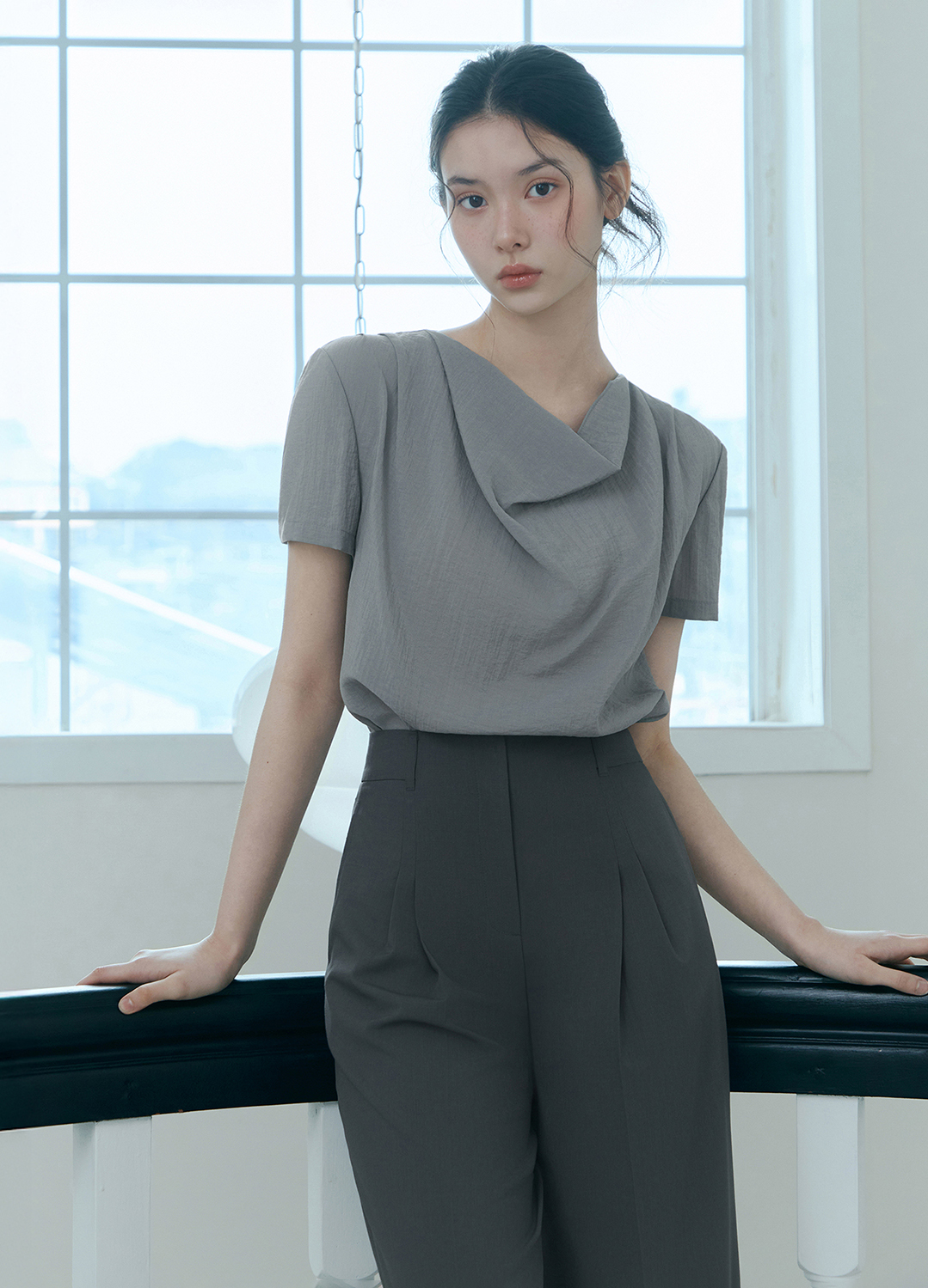 [Exclusive]드레이프 카울넥 블라우스_DARK GREY_7