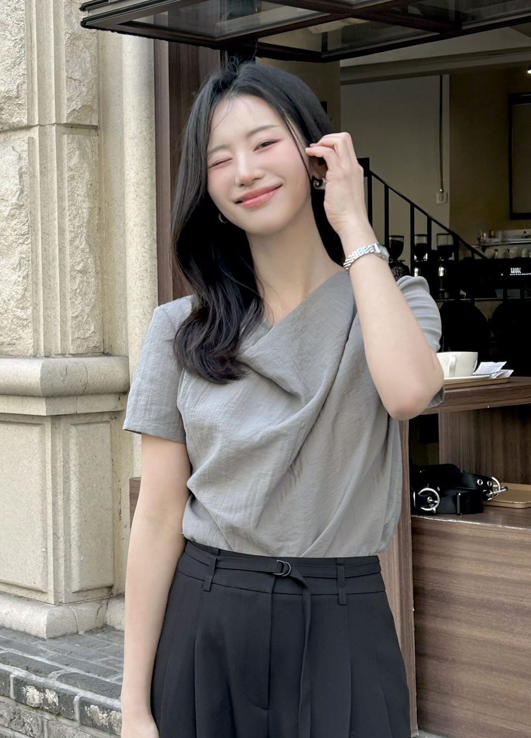 [Exclusive]드레이프 카울넥 블라우스_DARK GREY_15