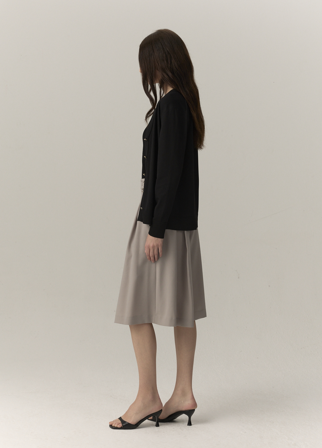 버튼 디테일 브이넥 가디건_BLACK_10
