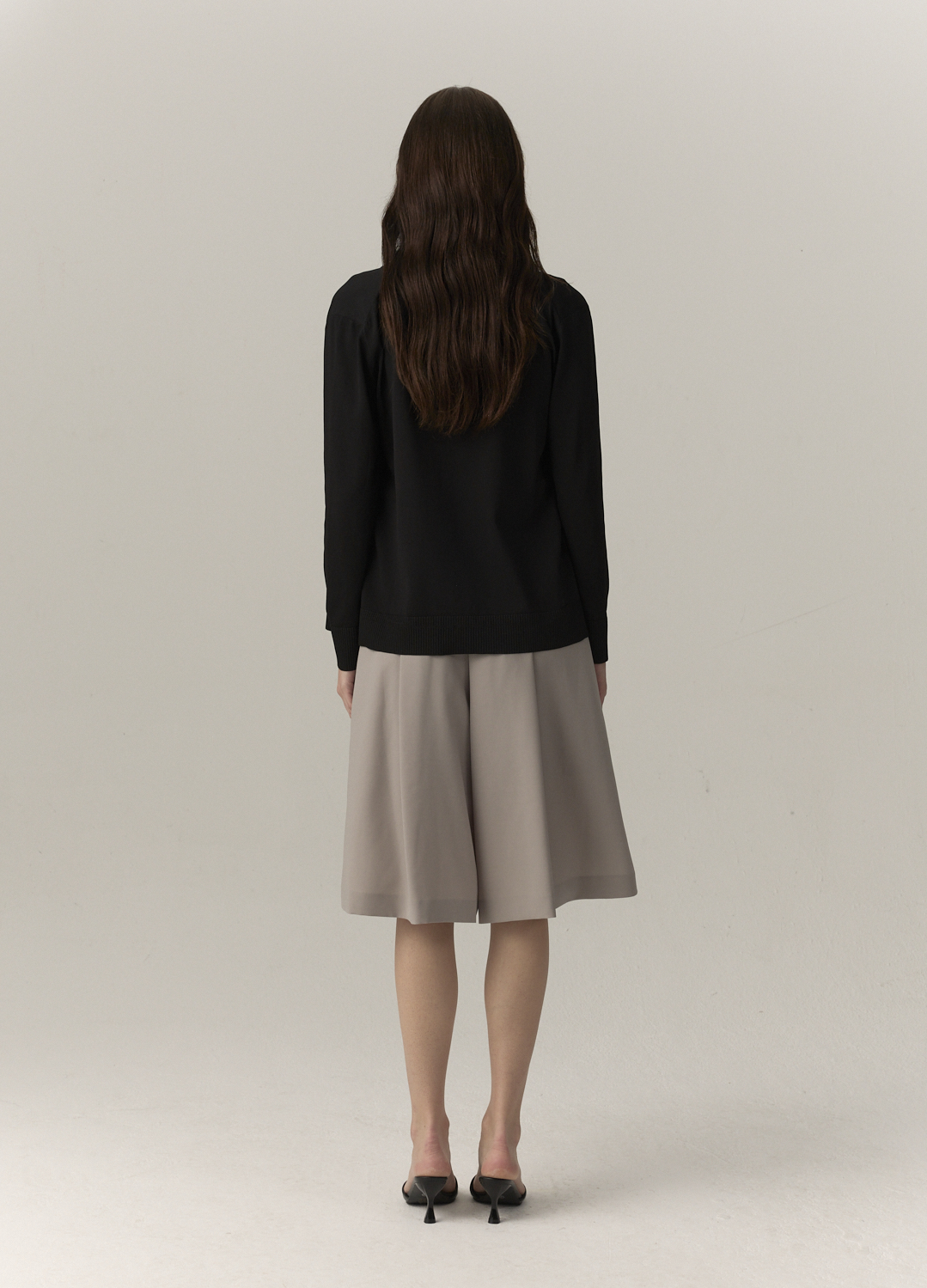 버튼 디테일 브이넥 가디건_BLACK_11