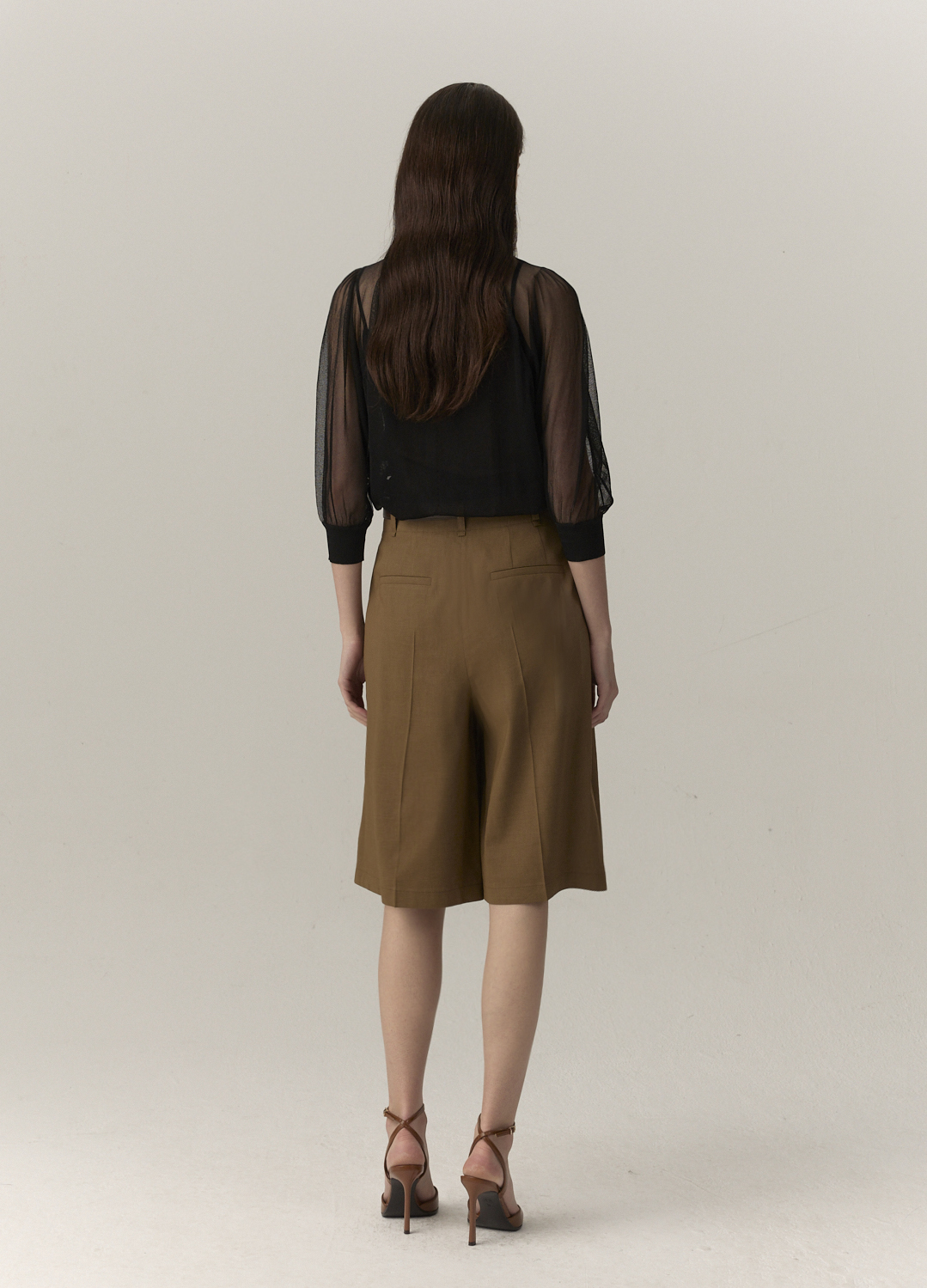 턱 디테일 버뮤다 쇼츠_KHAKI BROWN_11