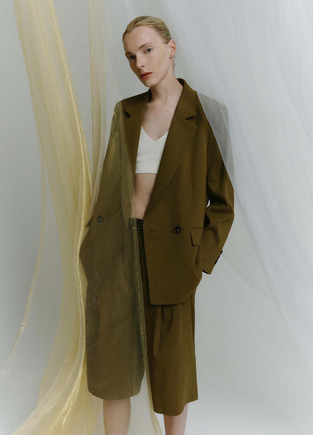 턱 디테일 버뮤다 쇼츠_KHAKI BROWN_6