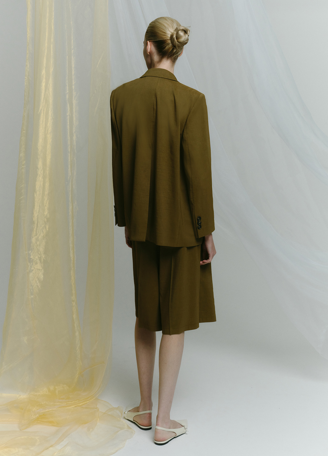 턱 디테일 버뮤다 쇼츠_KHAKI BROWN_8