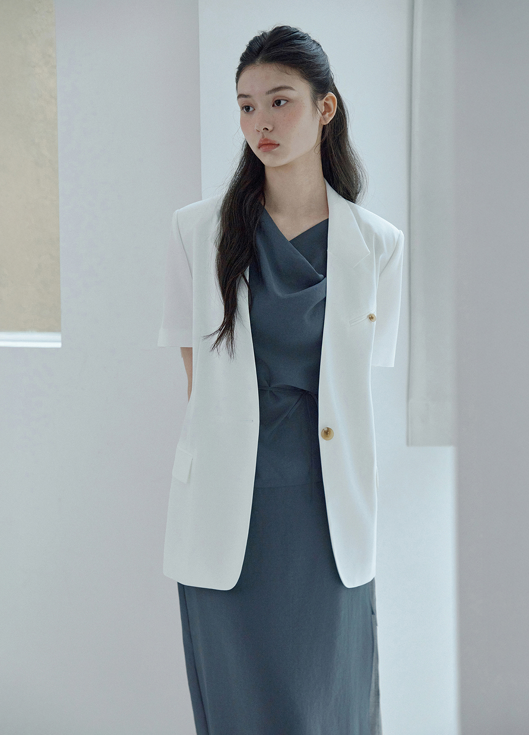 [Exclusive]카울넥 슬리브리스 블라우스_DARK GREY_11