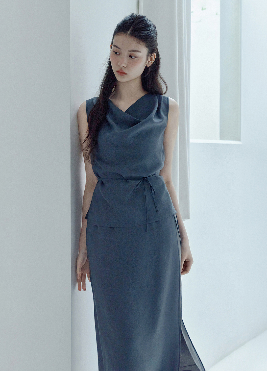 [Exclusive]카울넥 슬리브리스 블라우스_DARK GREY_7