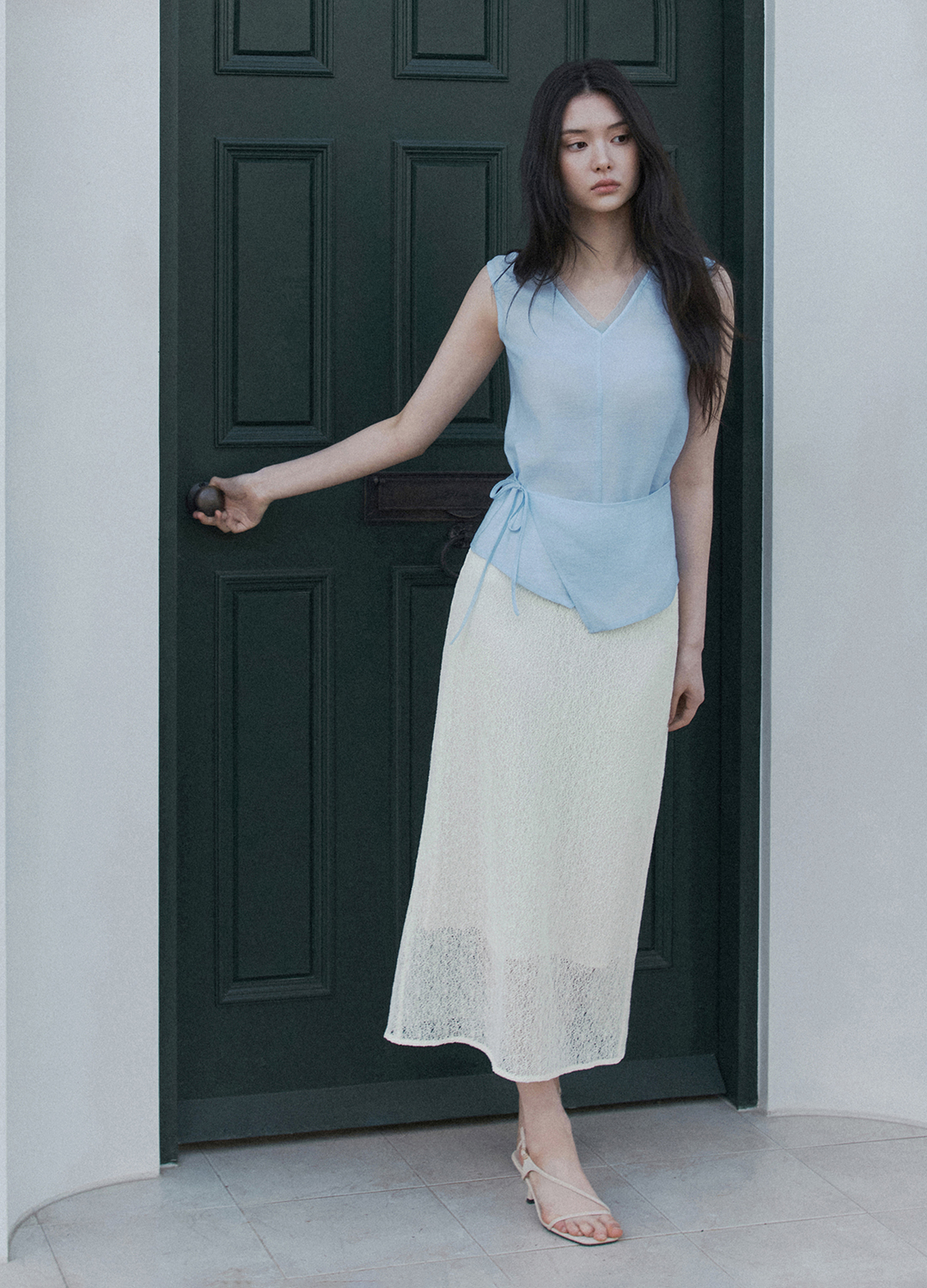 [Exclusive]사이드 스트랩 브이넥 슬리브리스 탑_SKY BLUE_10