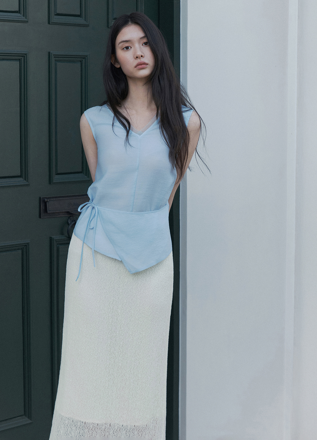 [Exclusive]사이드 스트랩 브이넥 슬리브리스 탑_SKY BLUE_5