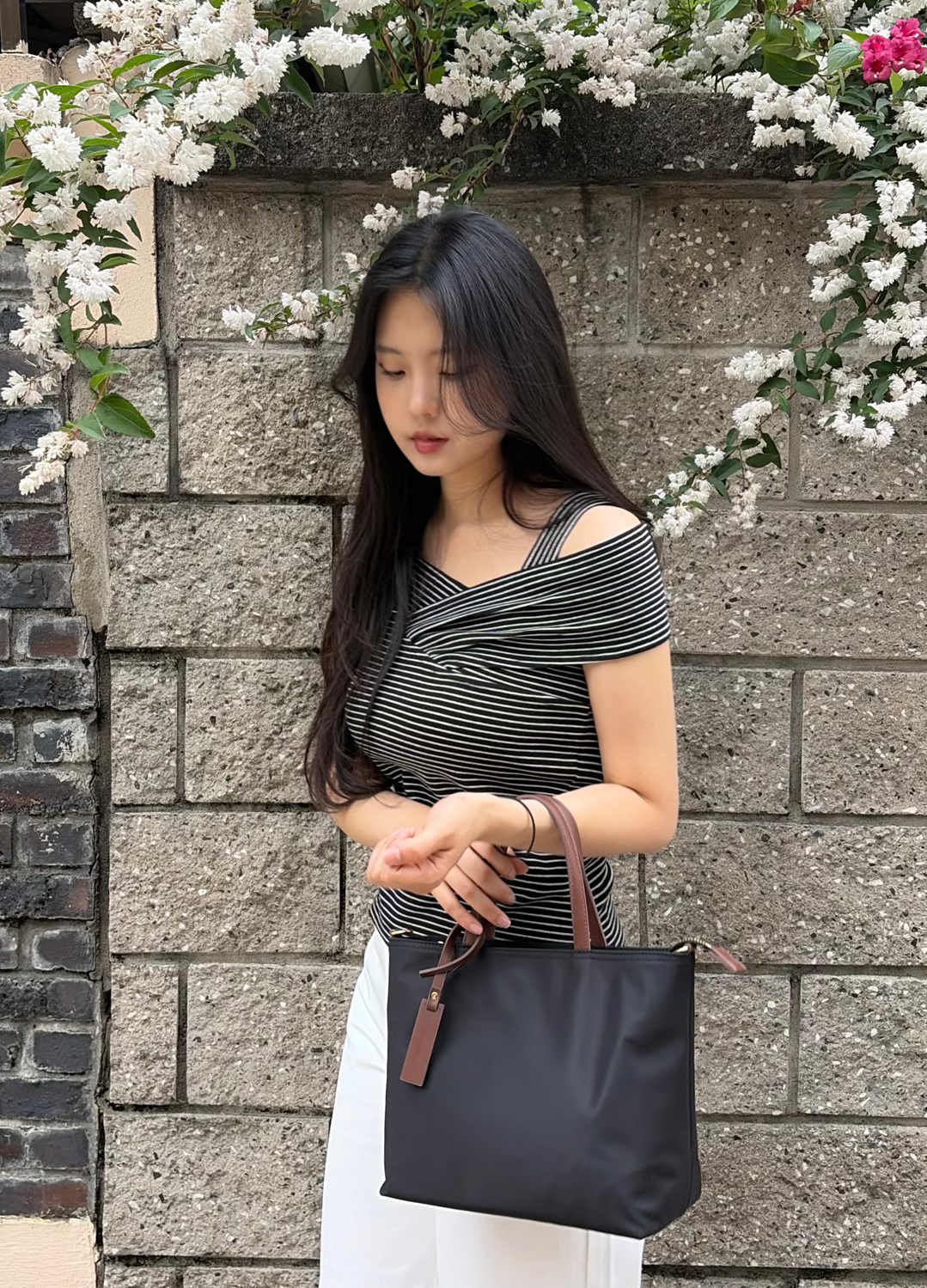 스트라이프 오프숄더 티셔츠_BLACK_6