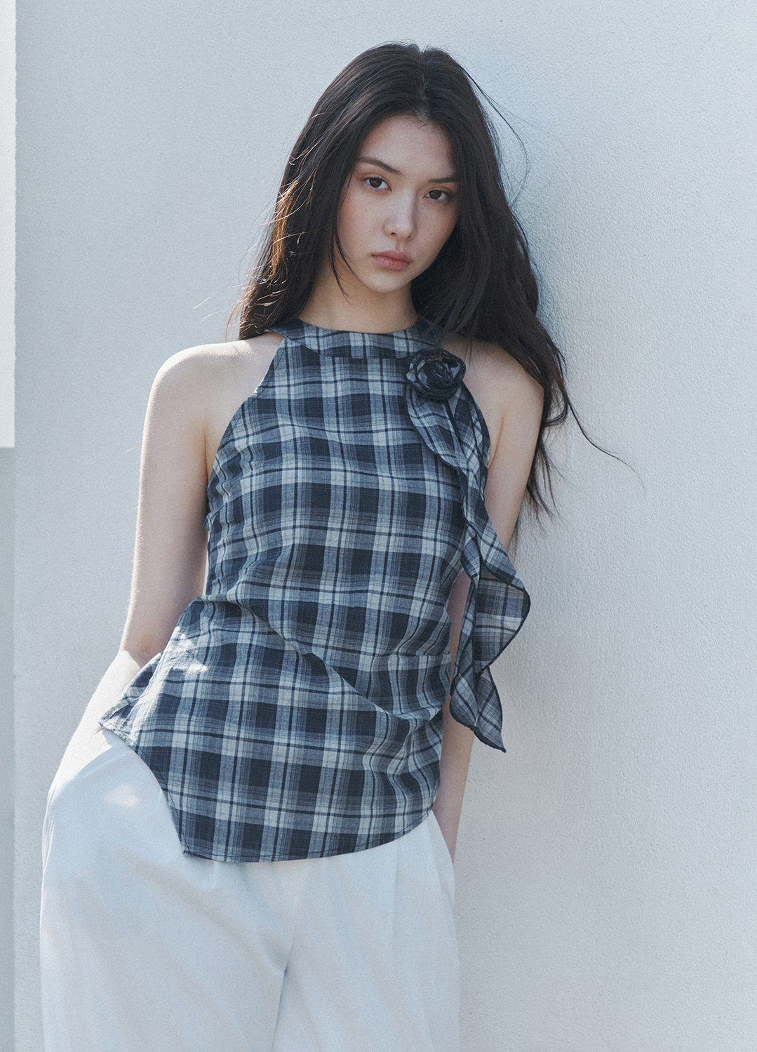 [Exclusive]플라워 브로치 디테일 슬리브리스 탑_NAVY_4