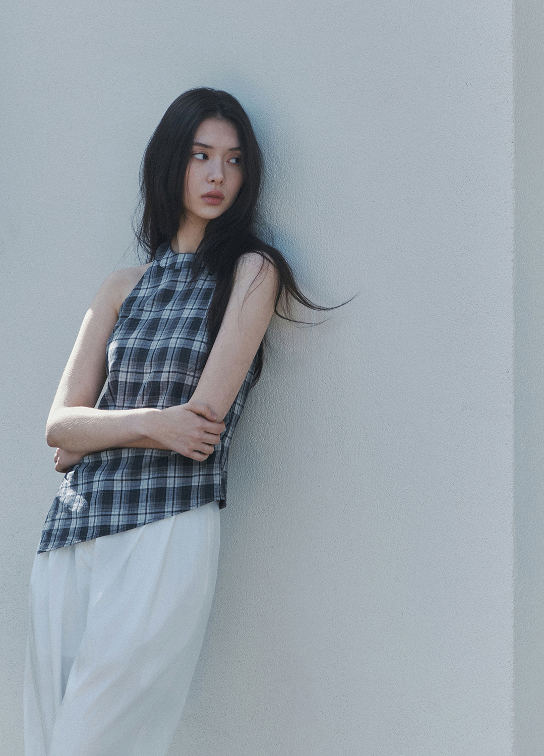 [Exclusive]플라워 브로치 디테일 슬리브리스 탑_NAVY_11