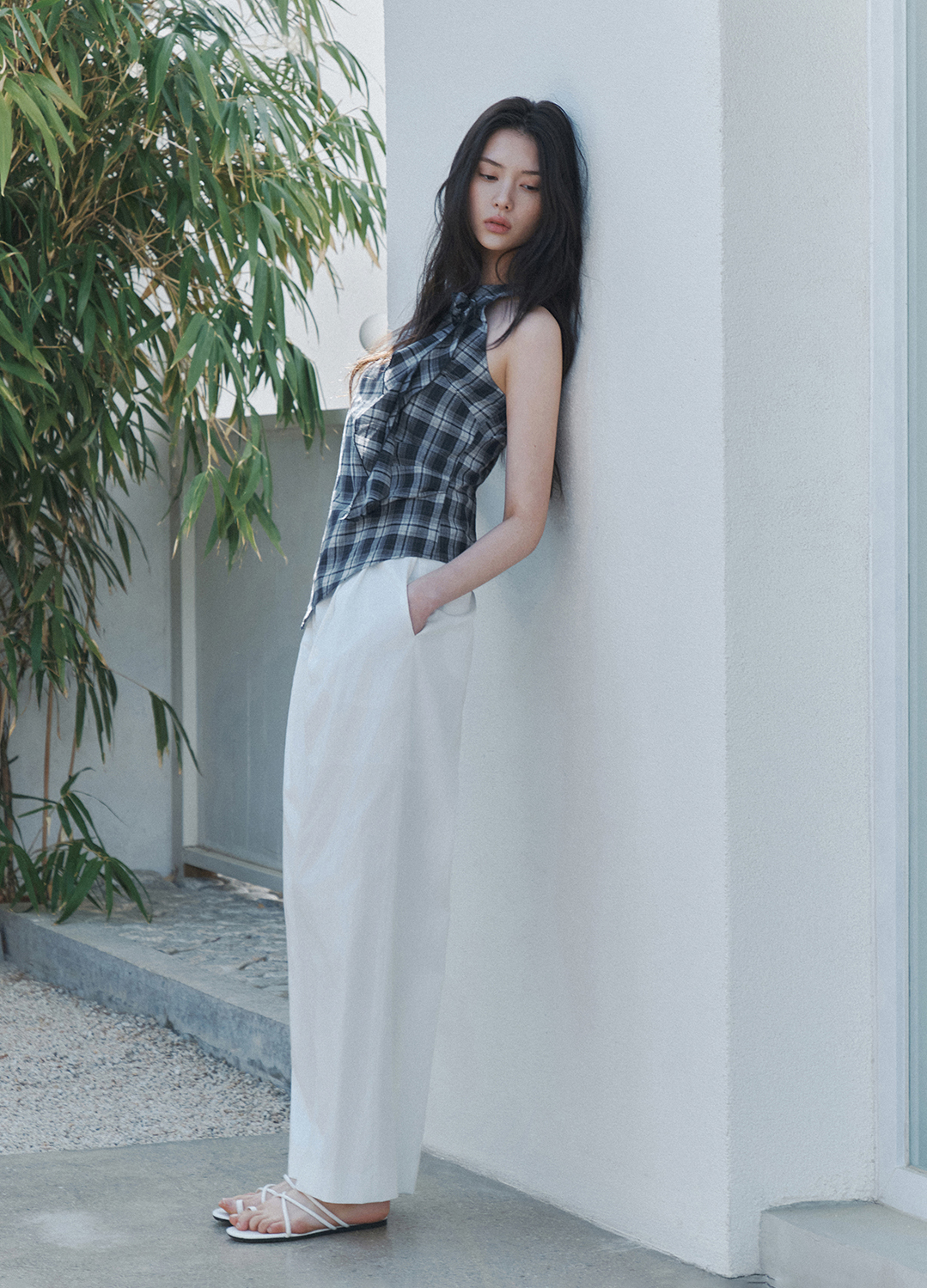[Exclusive]플라워 브로치 디테일 슬리브리스 탑_NAVY_14
