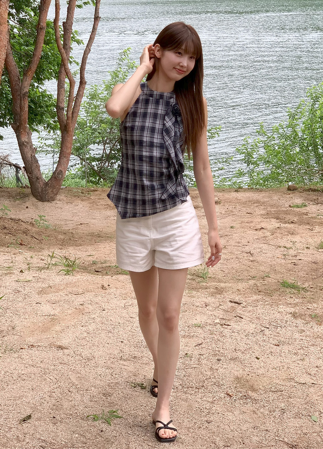 [Exclusive]플라워 브로치 디테일 슬리브리스 탑_NAVY_26