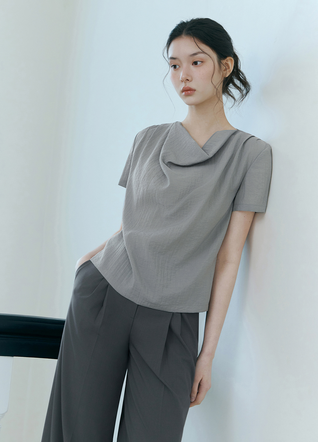[Exclusive]드레이프 카울넥 블라우스_DARK GREY_10