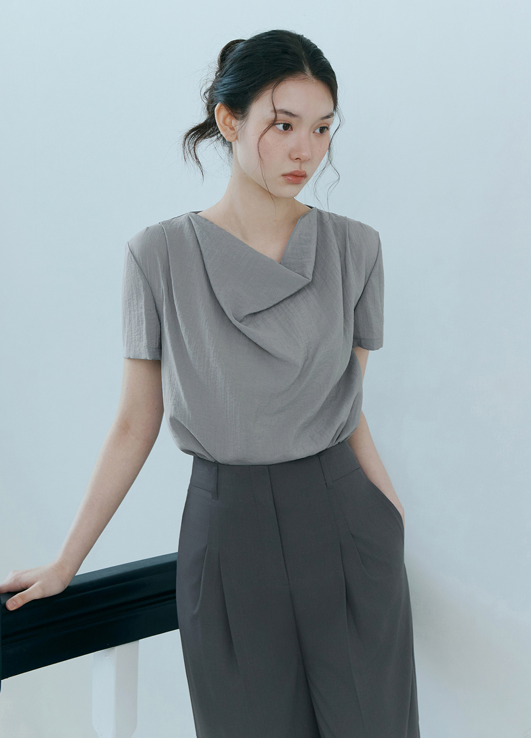 [Exclusive]드레이프 카울넥 블라우스_DARK GREY_4