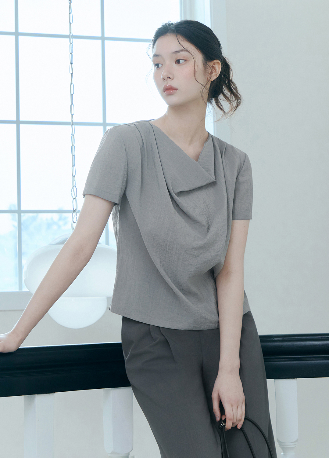 [Exclusive]드레이프 카울넥 블라우스_DARK GREY_9