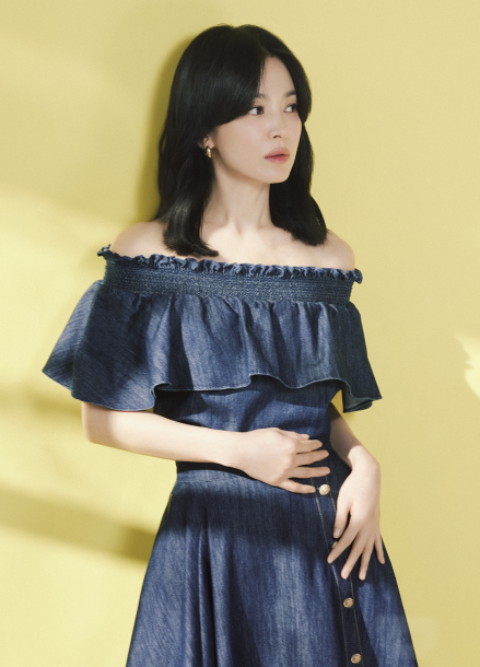 [시즌오프]오프숄더 스모킹 블라우스