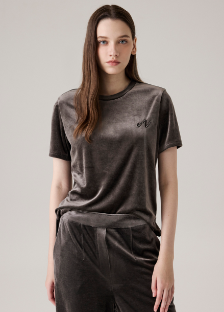 미샤 MICHAA 벨벳 텍스쳐 자수 티셔츠 BLACK | SISUN.COM