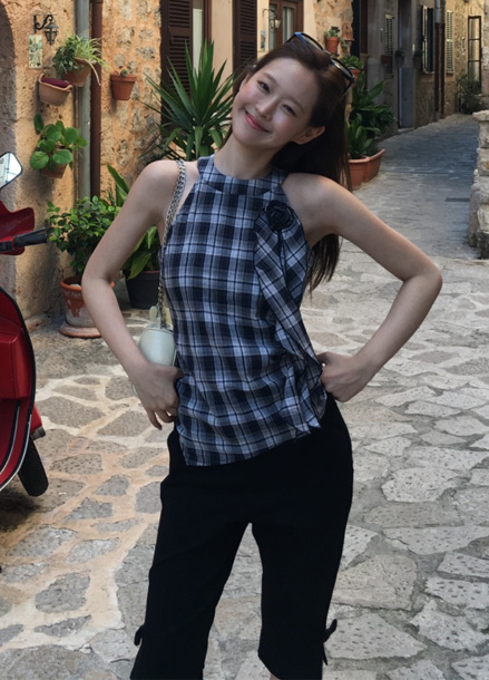 [Exclusive]플라워 브로치 디테일 슬리브리스 탑