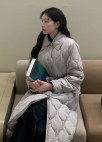 [Exclusive] 웨이브 퀼팅 구스다운 패딩코트_LIGHT GREY_14