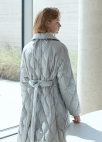 [Exclusive] 웨이브 퀼팅 구스다운 패딩코트_LIGHT GREY_5