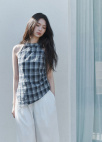 [Exclusive]플라워 브로치 디테일 슬리브리스 탑_NAVY_9